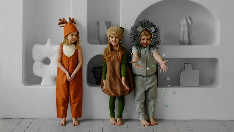 3 enfants avec des déguisements